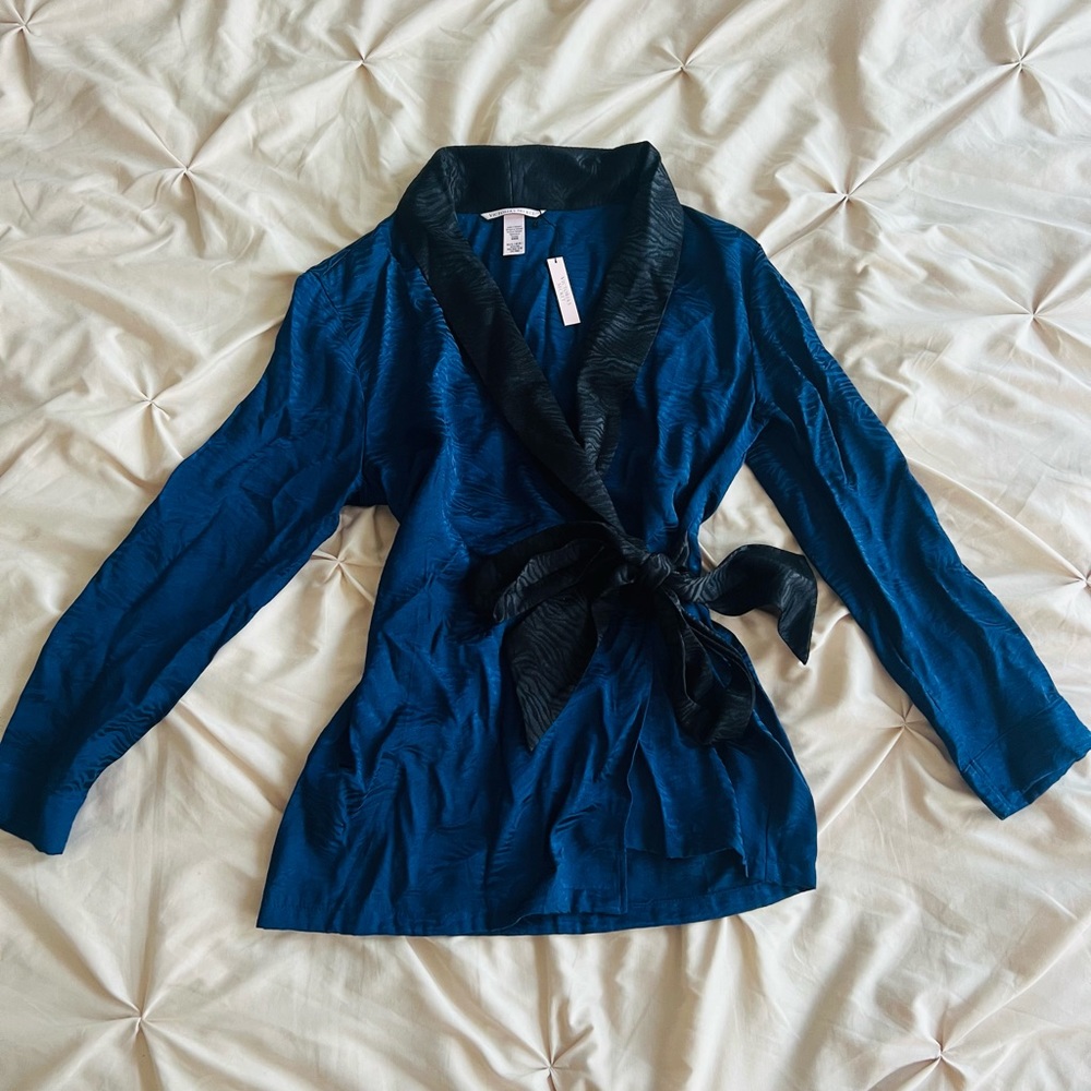 ⛔️SOLD⛔️ NWT. Victoria’s Secrets Silky Sleepwear Blazer. Size XS-S.